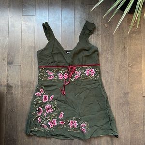 Le chateau top. Size medium. Embroidered accents.